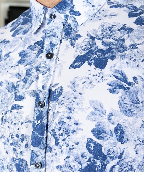 Мъжка бяла риза на сини цветя 