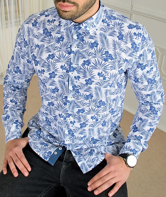 Бяла мъжка риза на сини цветя