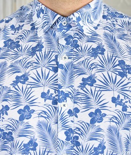 Бяла мъжка риза на сини цветя