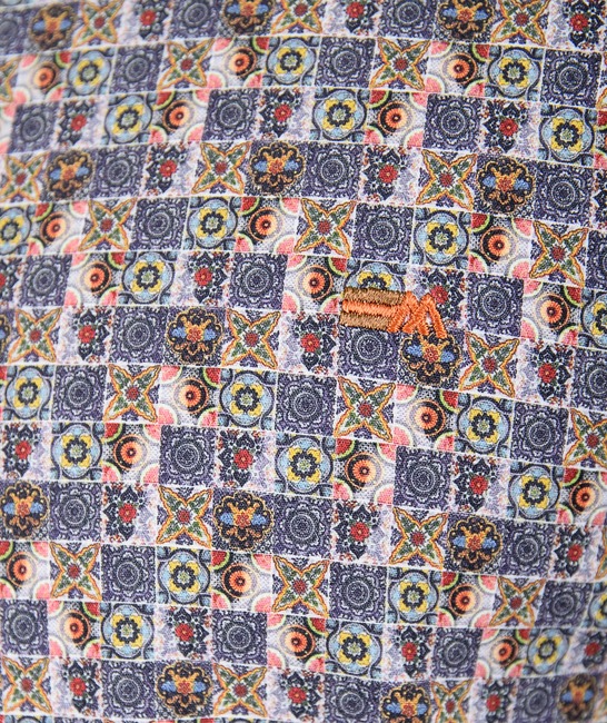 Мъжка риза на малки фигурални квадратчета