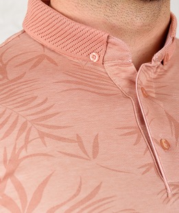 Мъжка тениска цвят пудра с яка на тропически листа