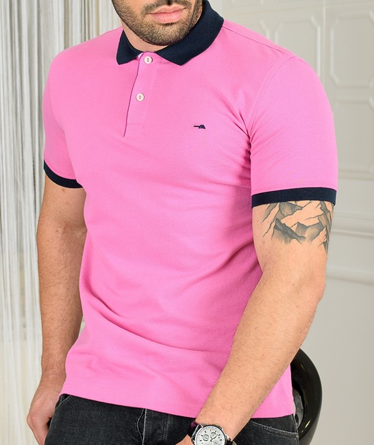 Розова мъжка тениска с тъмно синя яка