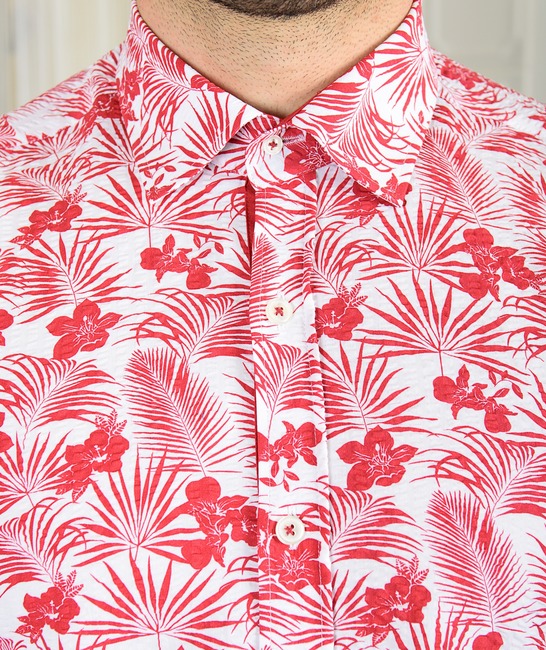 Бяла мъжка риза на червени цветя