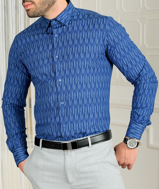 Мъжка синя риза на спираловидни елементи