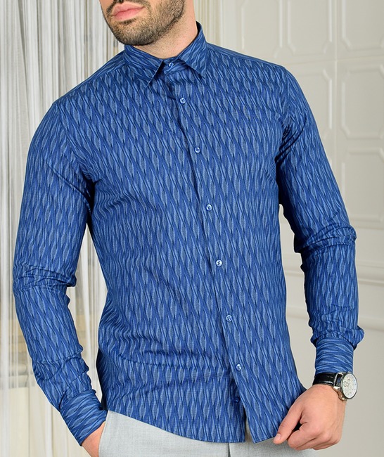Мъжка синя риза на спираловидни елементи