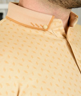 Мъжка тениска с яка цвят горчица на лентички