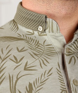 Мъжка зелена тениска с яка на тропически листа