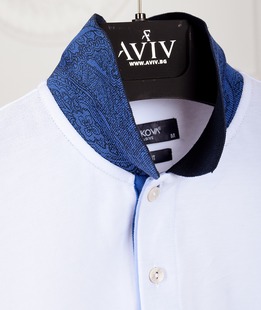 Бяла мъжка тениска с тъмно синя яка