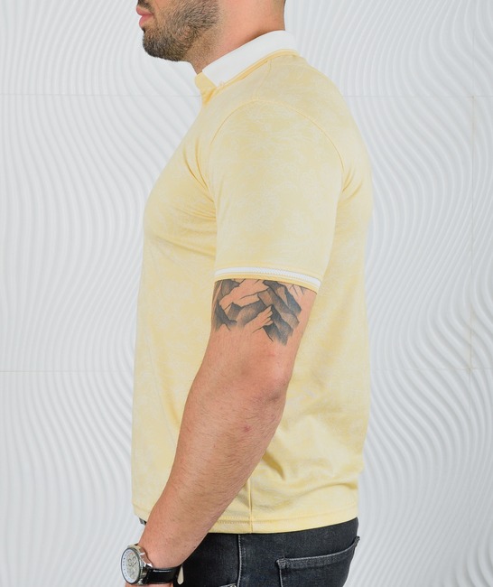 Мъжка бледо жълта поло тениска с бели контурни цветя