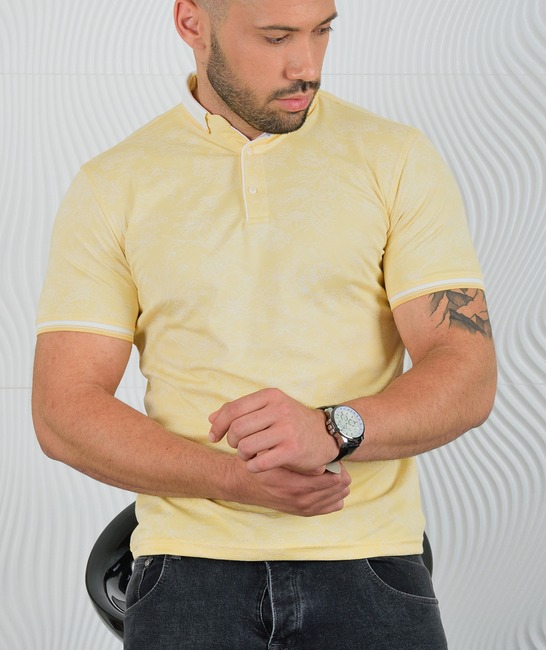 Мъжка бледо жълта поло тениска с бели контурни цветя