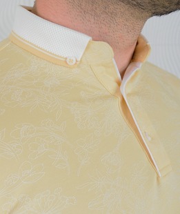 Мъжка бледо жълта поло тениска с бели контурни цветя