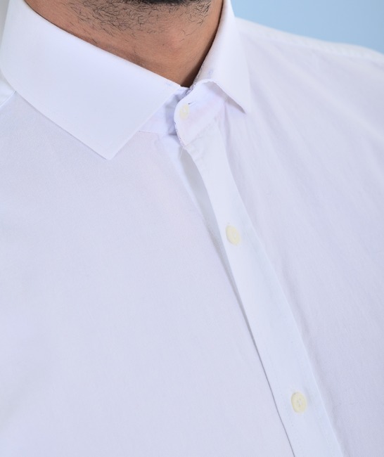Мъжка бяла памучна риза с бродирано лого