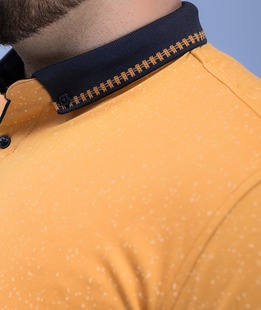 Мъжка тениска с яка с шарка на пръски голям размер цвят горчица