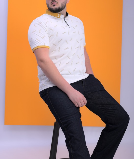 Мъжка бяла тениска голям размер с яка на жълти елементи