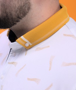 Мъжка бяла тениска голям размер с яка на жълти елементи