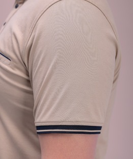 Бежова тениска с акцент декоративен джоб голям размер