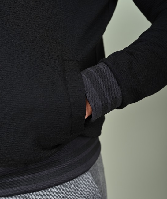 Мъжка черна жилетка на дискретни линии с два джоба
