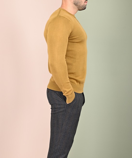 Мъжки пуловер с обло деколте с орнамент цвят горчица