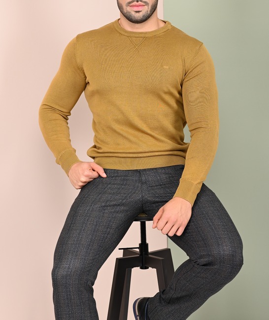 Мъжки пуловер с обло деколте с орнамент цвят горчица