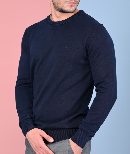 Мъжки тъмно син пуловер с обло деколте с орнамент