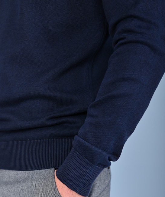Мъжки тъмно син пуловер с обло деколте с орнамент