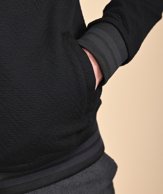 Мъжка жилетка цвят черен на дискретни ромбоиди