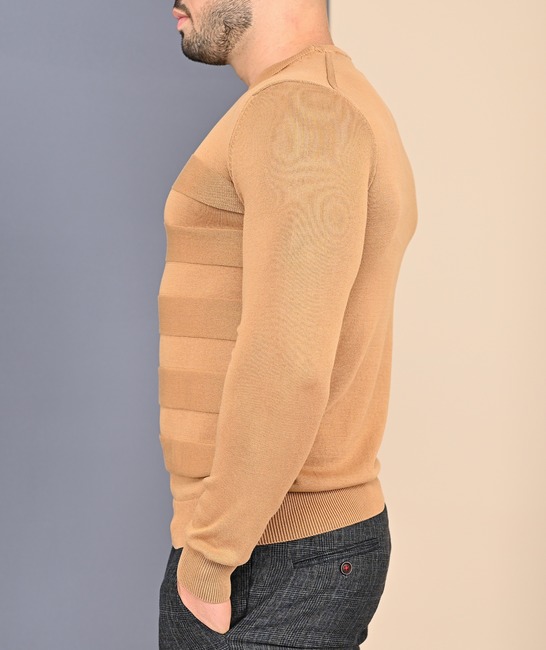 Мъжки пуловер на ленти и ивици цвят тъмна горчица