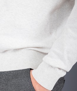 Изчистен бял мъжки пуловер тип меланж