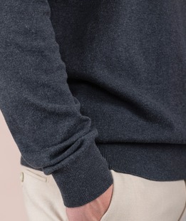 Изчистен сив мъжки пуловер