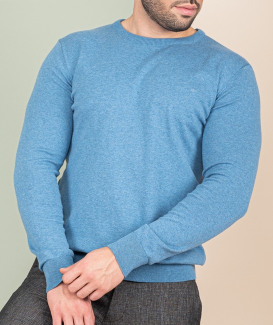 Изчистен светло син мъжки пуловер