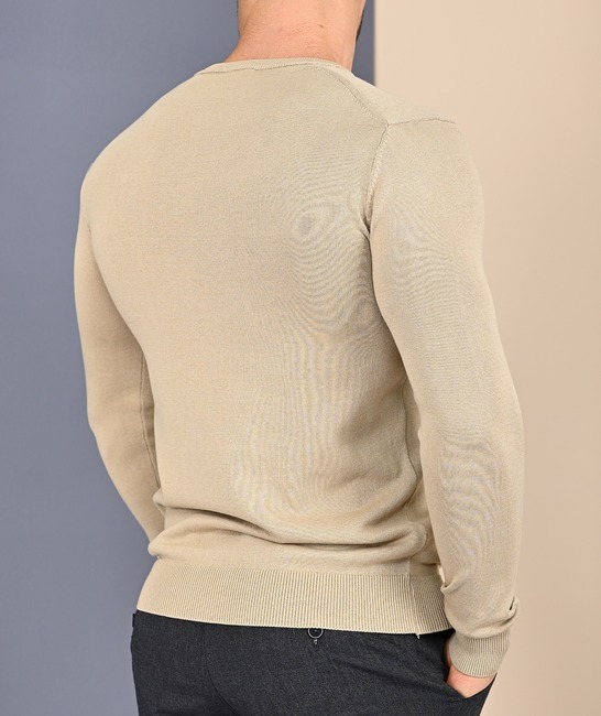 Мъжки пуловер с обло деколте цвят бежев