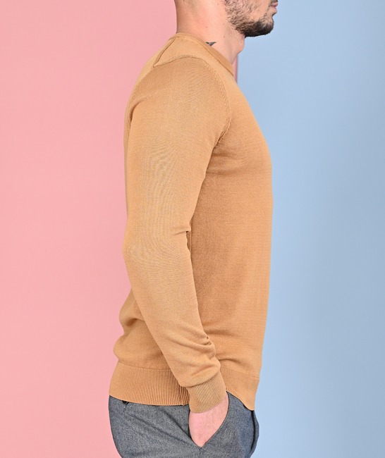 Мъжки пуловер с обло деколте цвят кафяв