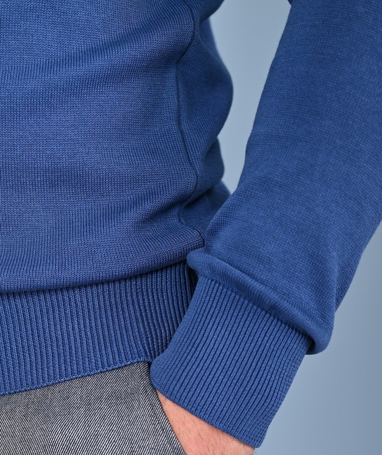 Мъжки пуловер с обло деколте цвят син