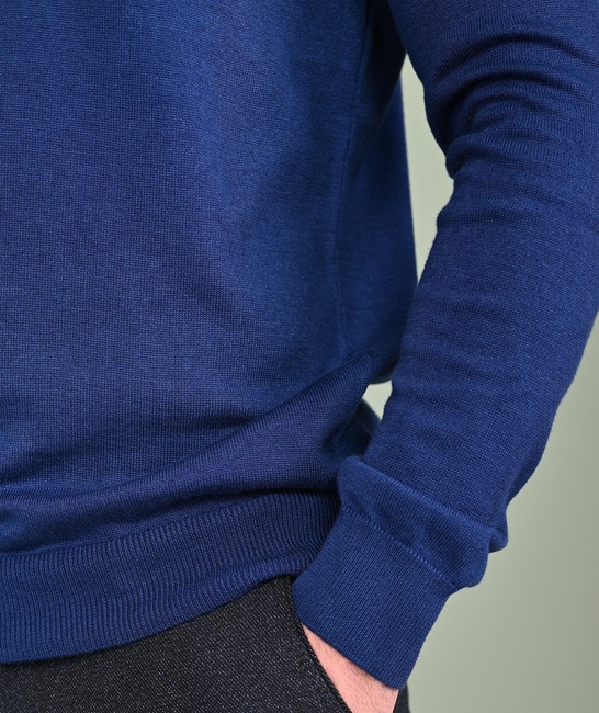 Мъжки плетен пуловер с три копчета цвят син