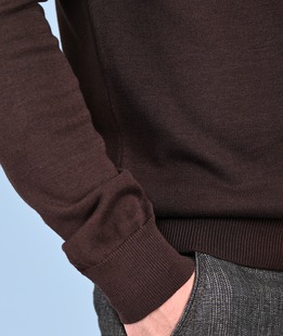 Мъжки плетен пуловер с три копчета цвят кафяв