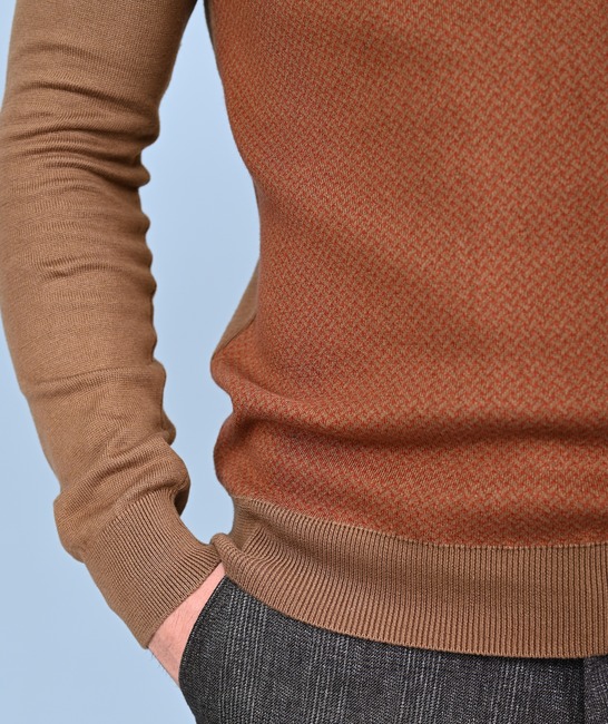 Матиращ мъжки пуловер цвят тъмно бежов