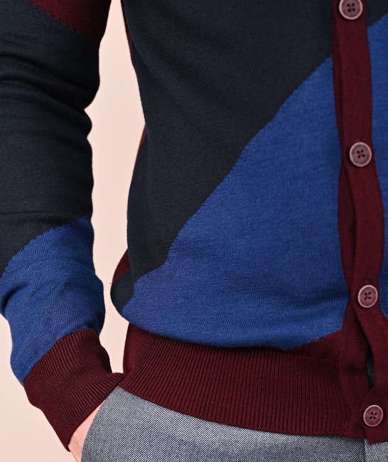 Мъжка плетена жилетка с копчета цвят бордо и синьо