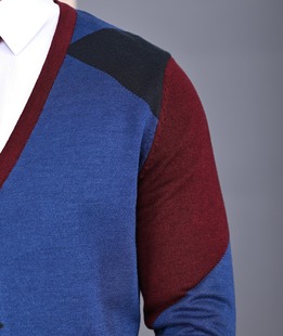 Мъжка плетена жилетка с копчета цвят бордо и синьо