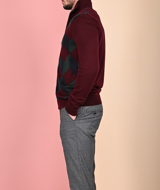 Мъжка плетена жилетка на ромбоиди цвят бордо
