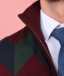 Мъжка плетена жилетка на ромбоиди цвят бордо