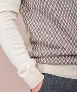 Мъжки бежов пуловер на малки кафяви ромбоиди