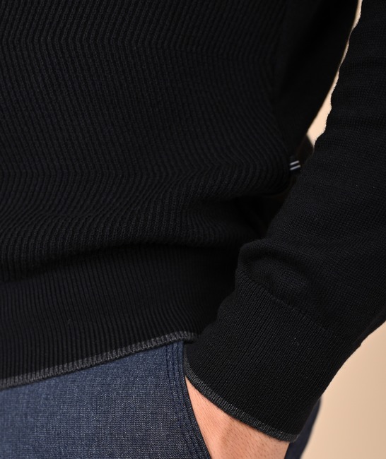 Мъжки черен пуловер на ивици с цип