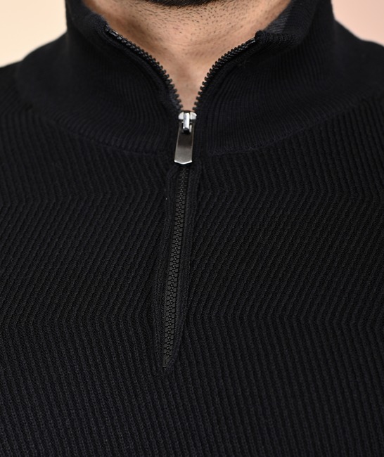 Мъжки черен пуловер на ивици с цип