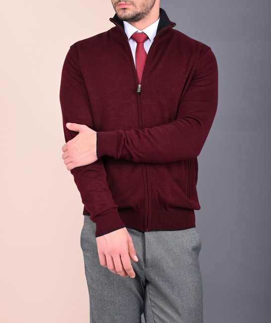 Мъжка плетена жилетка с плетка на бор на гърба цвят бордо