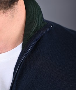 Мъжка зелена плетена жилетка с плетка на бор на гърба