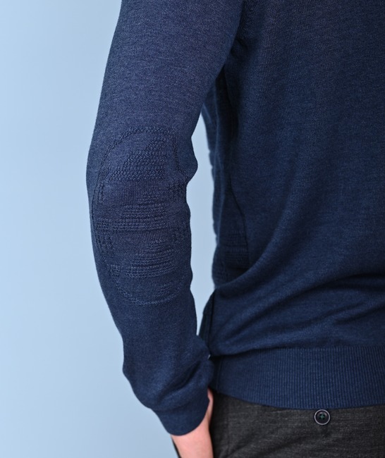Мъжки син пуловер с яка и графични орнаменти