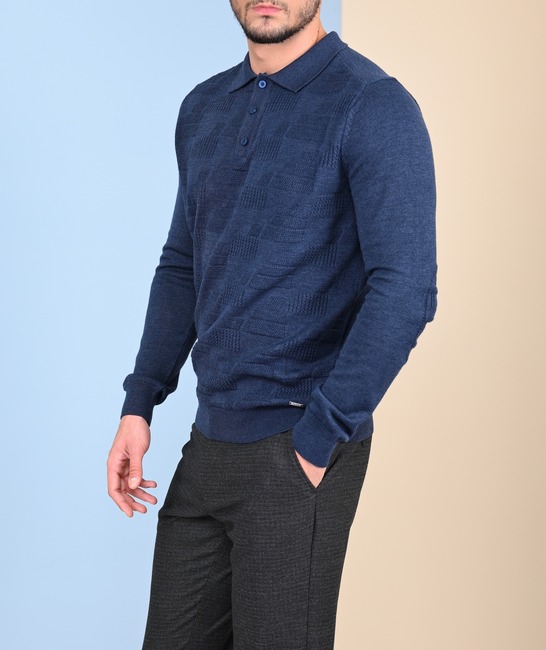Мъжки син пуловер с яка и графични орнаменти