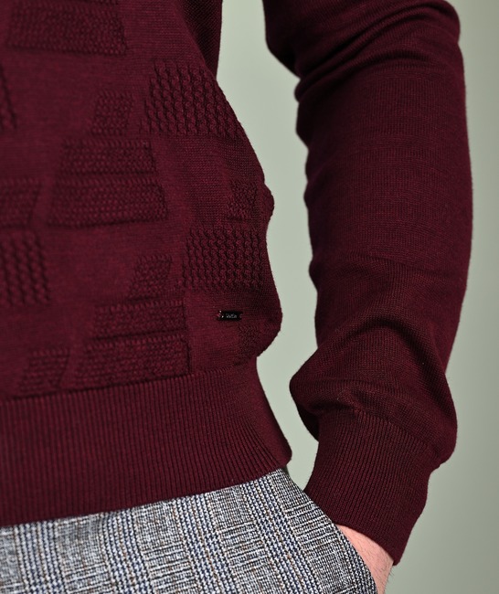 Mъжки пуловер с яка и графични орнаменти цвят бордо
