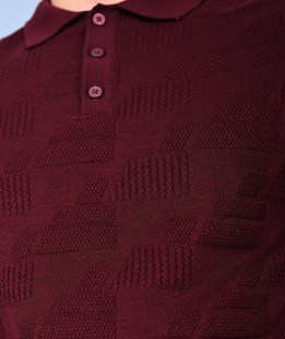 Mъжки пуловер с яка и графични орнаменти цвят бордо