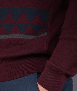 Мъжки пуловер цвят бордо на зелени триъгълници и ленти
